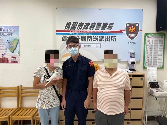 桃园市芦竹区1只白色的鹦鹉「小雪」，24日早上从家中飞走后不知去向，竟意外飞到一位民眾手上，民眾报警求助后，员警发挥巧思透过脸书地方社团刊登协寻启示，饲主在29日晚间看见贴文，顺利接回迷鸟。（芦竹分局提供／萧灵玺桃园传真）