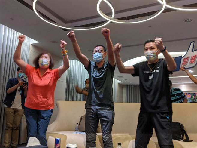 戴资颖收下东京奥运羽球女单4强门票，观战的亲友团振臂欢呼，图中为戴爸戴楠凯。（曹明正摄）