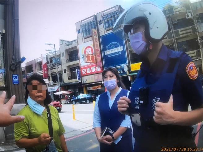 桃园杨梅1名游姓妇人日前接获歹徒称妇人儿子购买毒品欠款，且已遭歹徒绑架，要求游妇提领新臺币48万赔偿毒品损失并赎回儿子，情急之下游妇前往邮局提款，所幸行员及警方及时劝阻，才保住妇人所有积蓄。（杨梅分局提供／萧灵玺桃园传真）