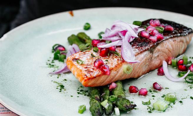 最新研究发现，多吃鲭鱼、鲑鱼、秋刀鱼等富含Omega3的高脂鱼类、并减少多元不饱和脂肪的摄取，有助于减少偏头痛发生的频率和强度。(图片来源 / Unsplash）