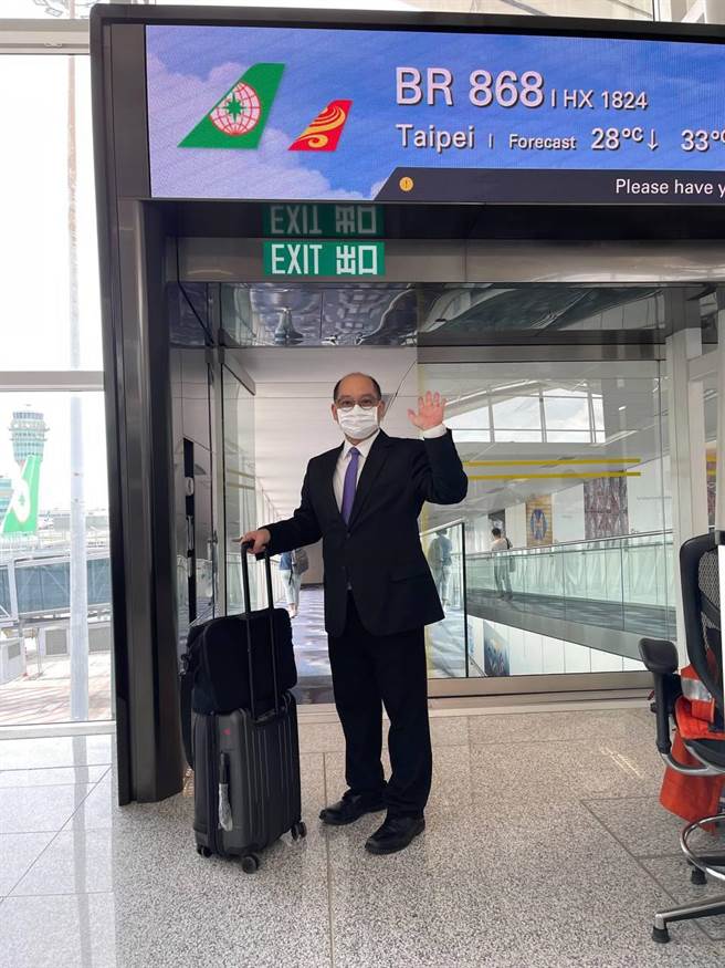 台湾驻香港「台北经济文化办事处」经济组长倪伯嘉今搭机返台。（陆委会提供）