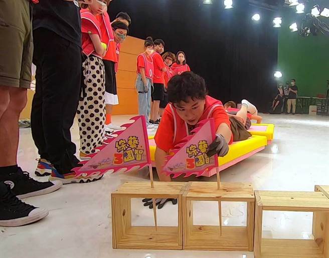 張立東為了闖關，用手臂力量推動自己在地上滑行。（台視提供）