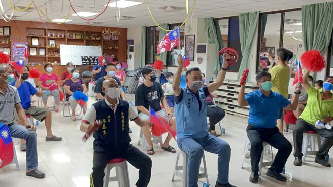 金门县长杨镇浯今天再度在李洋古寧头老家，与乡亲一起替他集气加油，连呼「太激动了! 」、「太爽了! 」。（李金生摄）