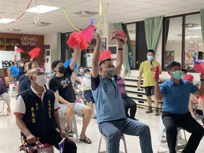 金门县长杨镇浯今天再度在李洋古寧头老家，与乡亲一起替他集气加油，连呼「太激动了! 」、「太爽了! 」（李金生摄）