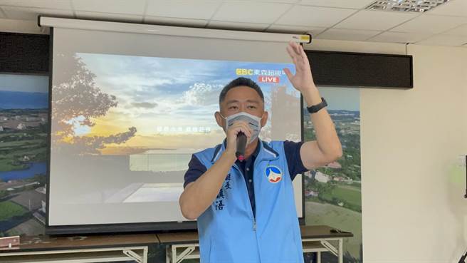 杨镇浯与乡亲期待李洋再接再厉，再为台湾添加一面金牌。（李金生摄）