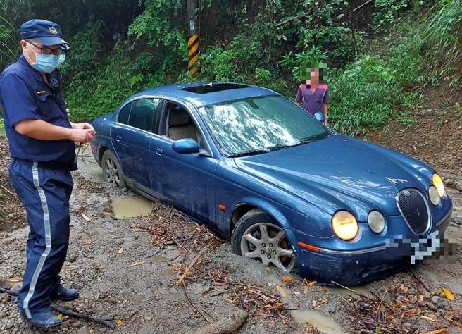 高雄女開豪車闖關山陷泥沼，台南員警開車1個多小時拖吊解救。（讀者提供／劉秀芬台南傳真）