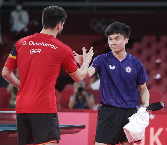 獲勝的奧恰洛夫與林昀儒（右）兩人惺惺相惜，賽後握手致意。（季志翔攝）