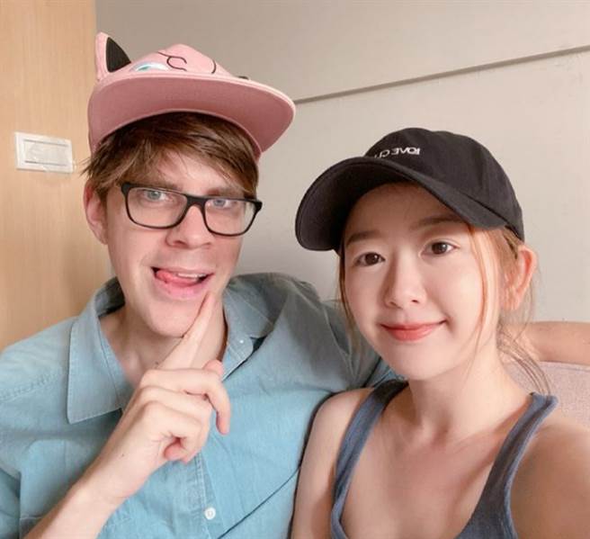 瑞典网红Jonas和台湾美妆YouTuber查理结婚后，就留在台湾。(图/ 摘自Jonas IG)