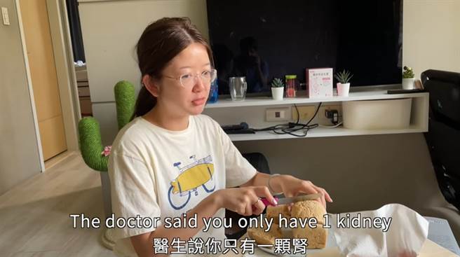 查理在影片中表示Jonas少了一个肾臟，所以才有机会优先施打疫苗。(图/ 摘自I'm Jonas YouTube频道)