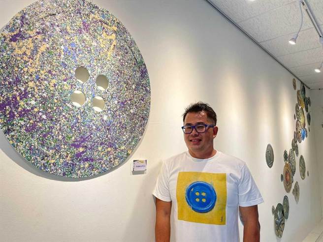 林国基在老家云林举办钮扣创作画展。（艾迪升传播提供）