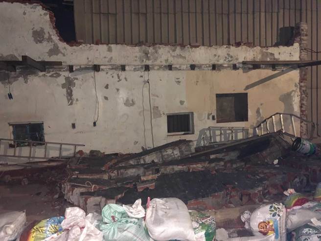 台中市林姓男子以电钻拆除自家外的围墙，未料围墙突然倒塌，将林男压死。(民眾提供／林欣仪台中传真)