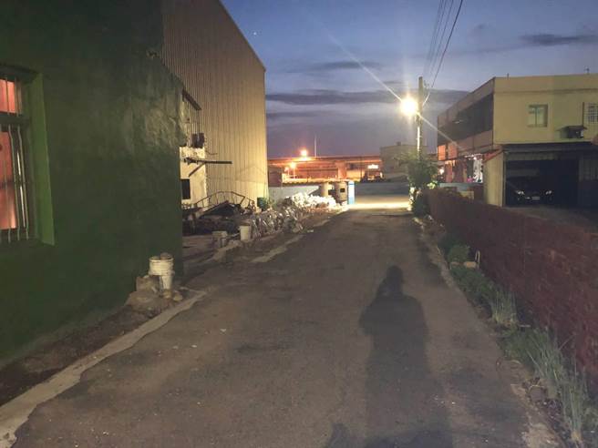 台中市林姓男子以电钻拆除自家外的围墙，未料围墙突然倒塌，将林男压死。(民眾提供／林欣仪台中传真)