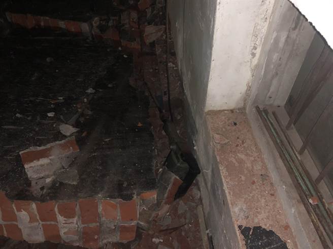 台中市林姓男子以电钻拆除自家外的围墙，未料围墙突然倒塌，将林男压死。(民眾提供／林欣仪台中传真)