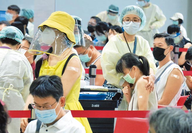 卫福部长陈时中表示，国内莫德纳疫苗数量剩余不多，恐无法满足所有「莫粉」，立委忧386万人恐成莫德纳孤儿。图为北市花博接种站29日持续为国高中教职员打疫苗。（姚志平摄）