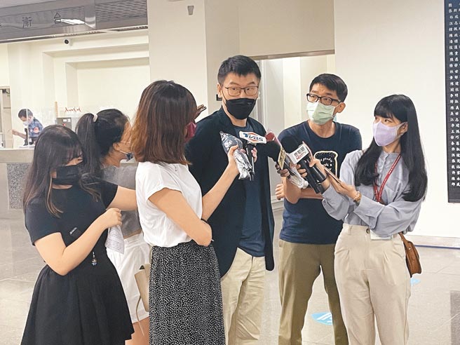 台北市長柯文哲28日爆，民進黨那些說要支持國產疫苗的都已打完2劑疫苗，民進黨北市議員梁文傑（中）29日坦言打完2劑，但也被質疑自己打完竟不准助理被議會造冊專案施打。（張薷攝）