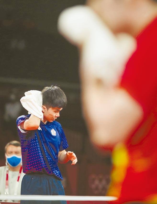 中华队林昀儒（左）与大陆樊振东（右）一路缠斗到第7局，两人都满身大汗。（季志翔摄）