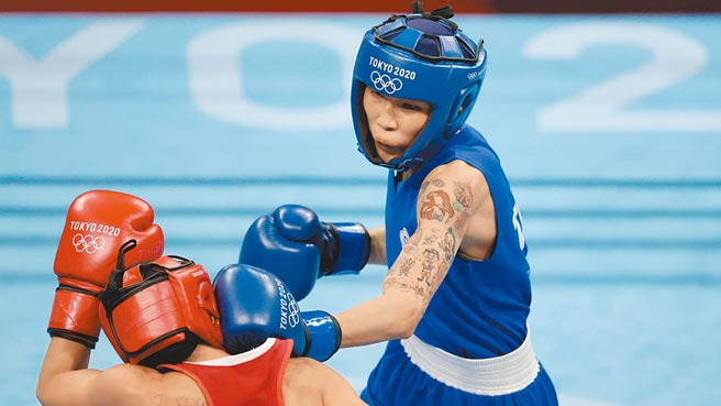 世界排名第3的台湾23岁拳击女将黄筱雯，昨在51公斤级首战遭遇义大利好手索伦提诺，经过首回合试探后火力全开，最终以5比0拿下胜利。（路透）