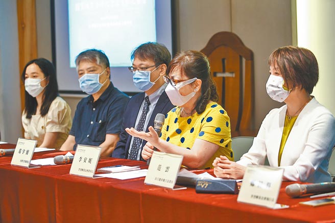 李登辉基金会与多个本土社团29日举行记者会，李登辉女儿李安妮（右二）期盼各界共同催生国家级的李登辉纪念图书馆。（邓博仁摄）