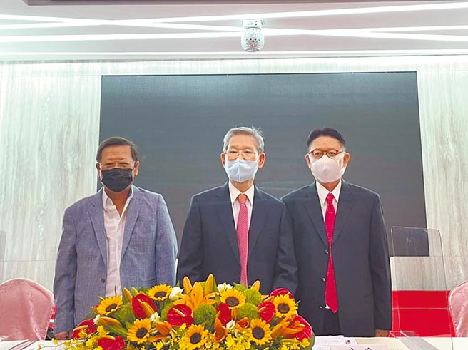 汽车零组件拉货力道强劲，东阳总裁吴永祥（右）看好若有舱有柜、货出得去，第4季将如期进入产业旺季。（东阳提供）