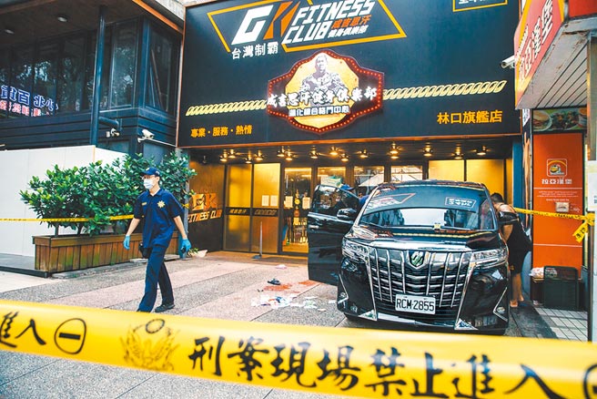 被检警视为天道盟美鹰会幕后大哥的王鑫，因与涉入馆长枪击案的竹联帮宝和会关系密切，宝和会前会长邵柏杰更称呼王为「老板」，检警不排除王与馆长枪击案等重大刑案有关，29日依长期搜报的事证拘提他到案。图为鑑识人员去年在馆长开设的林口成吉思汗健身馆前枪击现场採证。（本报资料照）
