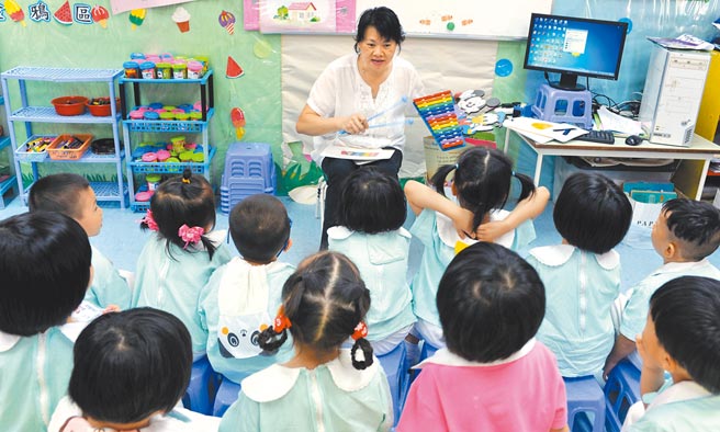 大陆国务院日前印发《关于进一步减轻义务教育阶段学生作业负担和校外培训负担的意见》（双减意见），将K9（义务教育阶段）教培机构资本化道路彻底堵死。近日深圳又有大动作，将立法禁止幼稚园上市，学前教育立法有望开先河。（新华社资料照片）