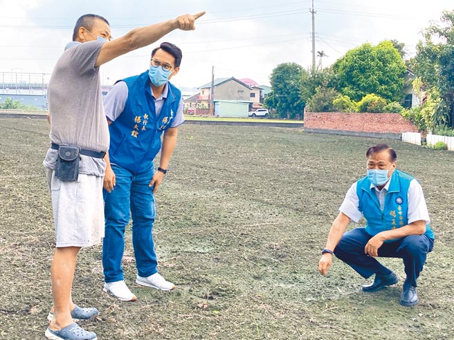 台中市西屯区龙潭、协和两里附近有近70公顷农田，秋耕时水源短缺，市议员杨正中为民请命寻求解决。（市议员杨正中服务处提供／陈世宗台中传真）