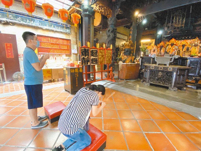 疫情警戒降为二级后，信眾回流进入嘉义市城隍庙拜拜祈福。（廖素慧摄）