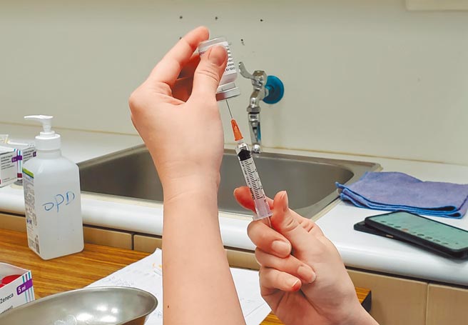 云林县议员提早打疫苗，民进党籍议员声讨，不过源头是县议会是在5月初为了举行定期会，造册申请打疫苗。（周丽兰摄）