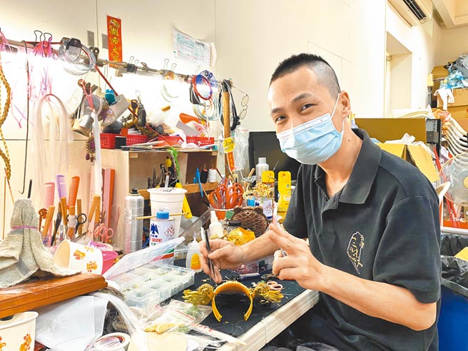 三昧堂专属木偶操控师王文志（多多）出身于剧团世家。（张亦惠摄）