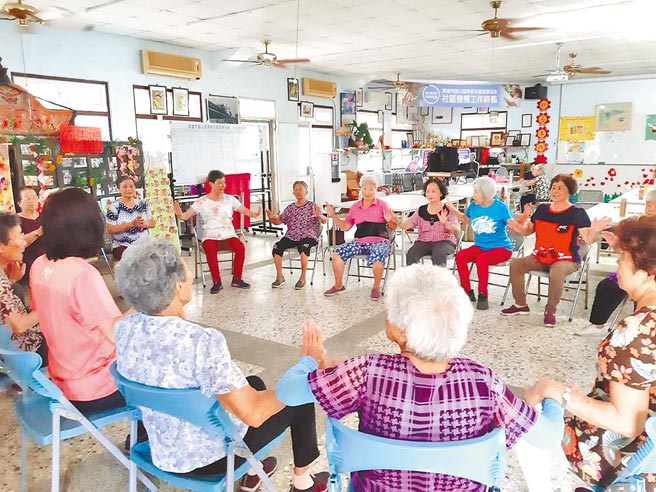 高雄旗山南新社区关怀据点因厨房在据点外，市府宣布据点不开放，供餐等较不受影响。图为三级警戒前，老人在据点内活动。（林雅惠摄）