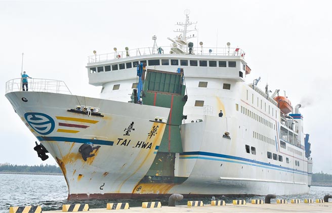 澎湖高雄交通船「臺华轮」汰旧更新，新造「臺澎轮」112年8月下水营运。（陈可文摄）