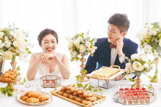 「微型婚礼」将甜品料理让宾客外带携回享用，解套「降级不解封」下的婚宴形式。（君品Collection提供）