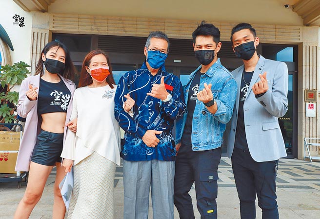 蔡詩羽（左起）、林秀玲、黃仲崑、戴祖雄及葉周權昨於貢寮開拍新片。（《空巢》劇組提供）