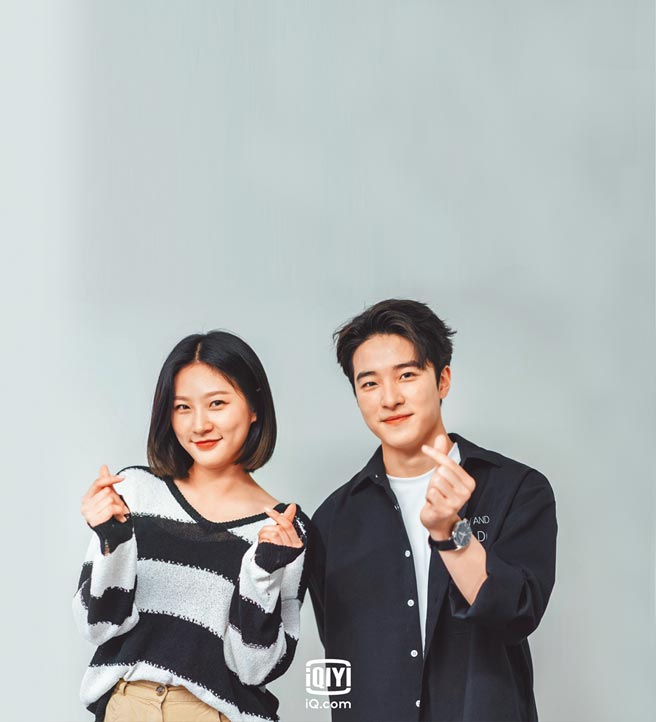 金赛纶（左）、南多凛在《优秀巫师贾斗心》中一同抓鬼，恋爱线引期待。（爱奇艺国际站提供）