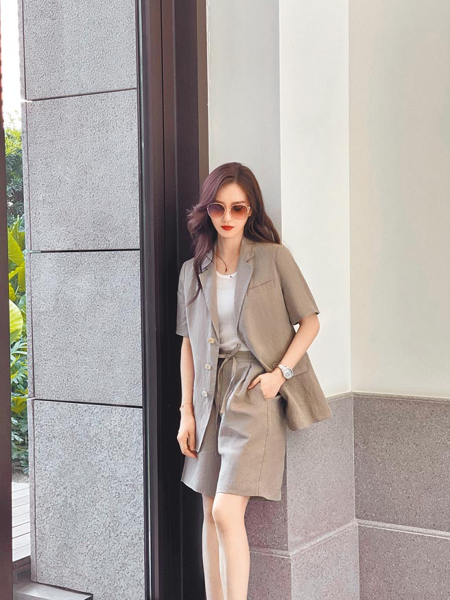 刘诗诗发布私服花絮照，褐色西装套装搭配Tod’s米白色渔夫鞋，优雅中带有帅气，让粉丝直呼女神随便拍都好美。（CFP）