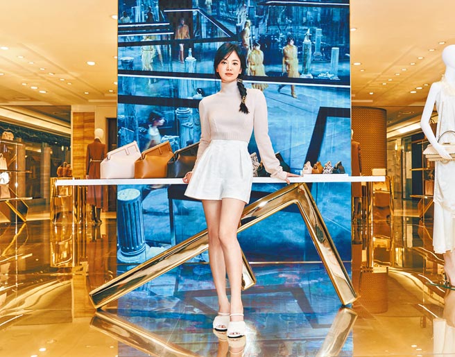 宋慧喬逆齡造型加上修長美腿，讓不少粉絲看了直呼「戀愛了」。（Fendi提供）