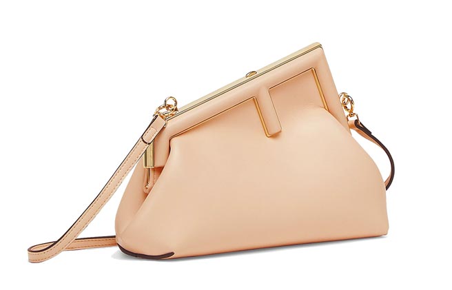 Fendi First系列粉色F字樣包款8萬1000元。（Fendi提供）