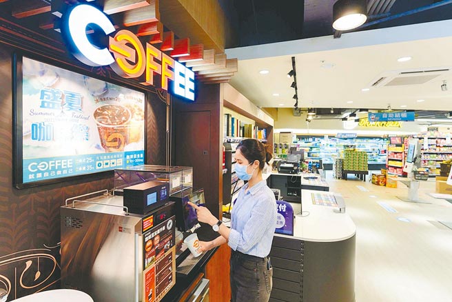 全联OFF COFFE拿铁（冰/热），7月31日、8月1日任2杯39元。（全联提供）