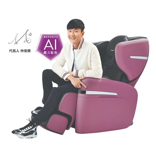 比漾广场OSIM V手天王，原价14万8800元、特价8万8888元，限量30台。（比漾广场提供）