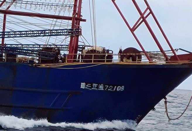 2艘大陸籍漁船昨天早上進入蘭嶼海域，海巡艦艇前往驅離。（漁民提供） 
