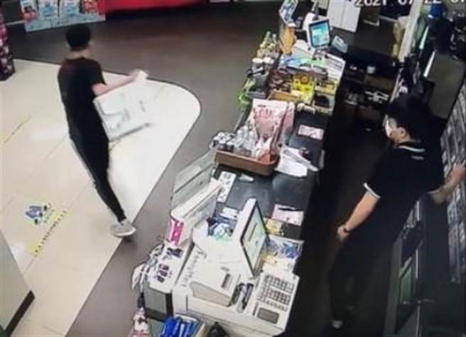 歹徒到超商領取包裹，佯裝付款時使出調虎離山之計，藉口欲購香菸及加熱便當，趁店員轉身拿香菸迅速取走包裹。（民眾提供／盧金足南投傳真）