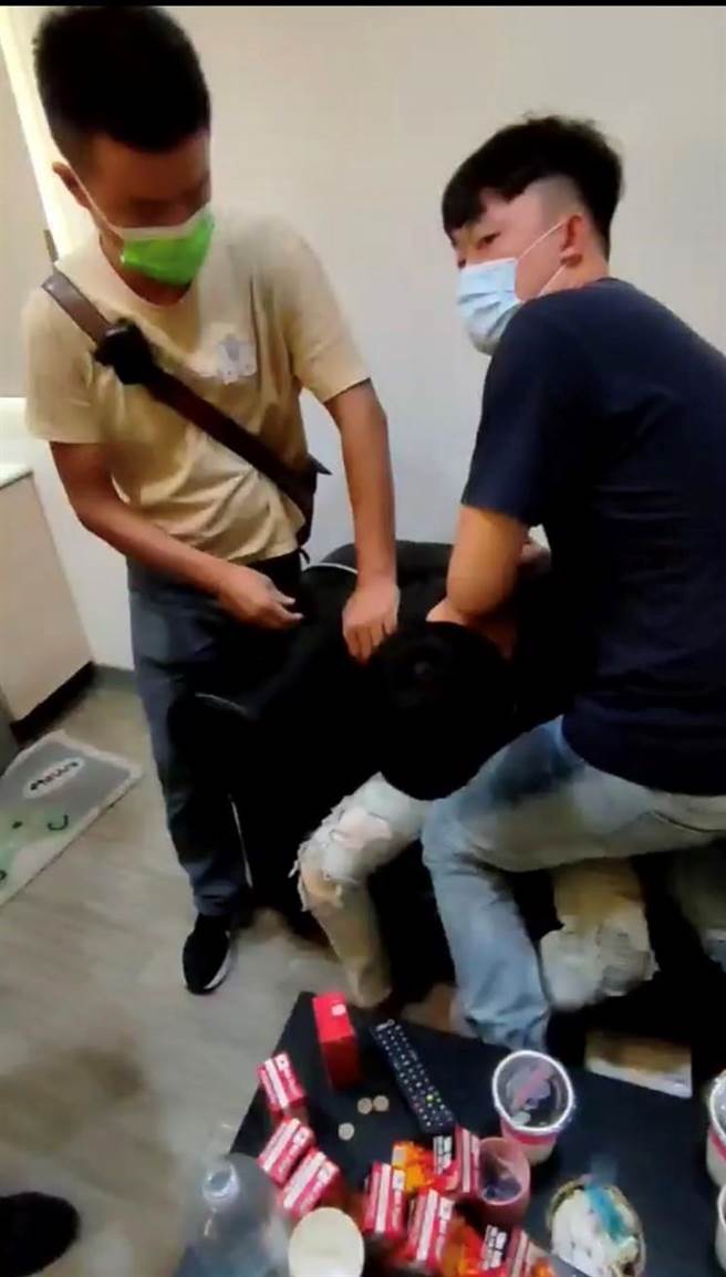 南投縣中興分局專案小組循線在台中市緝獲張、吳2嫌。（民眾提供／盧金足南投傳真）