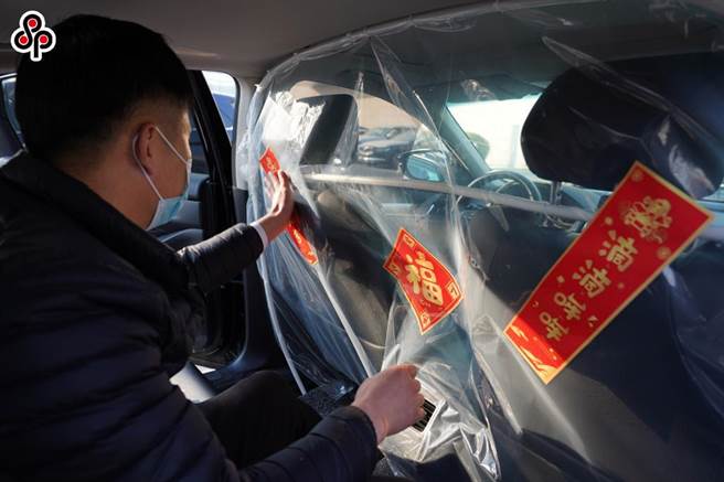 大陆《环时》批美对中又搞猛烈攻击，美证监暂停中企IPO申请。外媒报导，大陆滴滴赴美上市后遭到中国监管部门的网路安全审查。图为今年2月10日，老家在湖北孝感的北京滴滴专车司机在车里贴福字。（新华社）