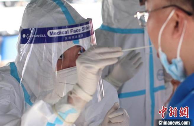 大陆新增本土确诊病例30例，一样6例，疫情南京下湖南上，图为南京普筛降低疫情。（中新社）