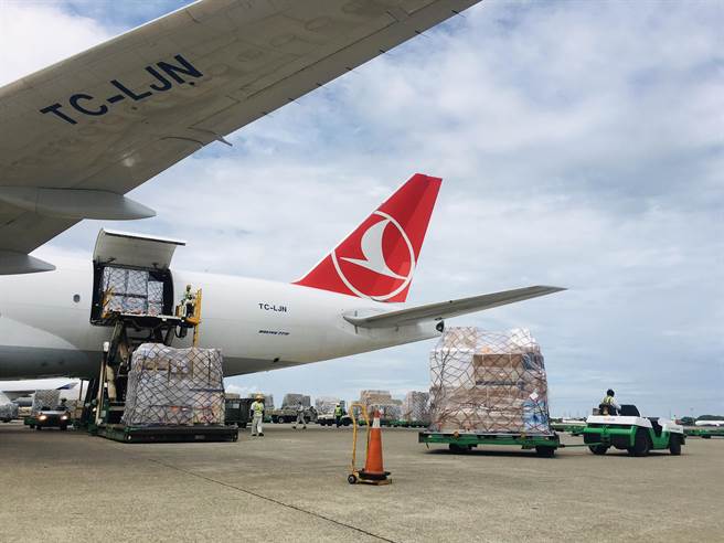 土航貨機運送疫苗抵台，地勤人員逐一卸貨。（范揚光攝）