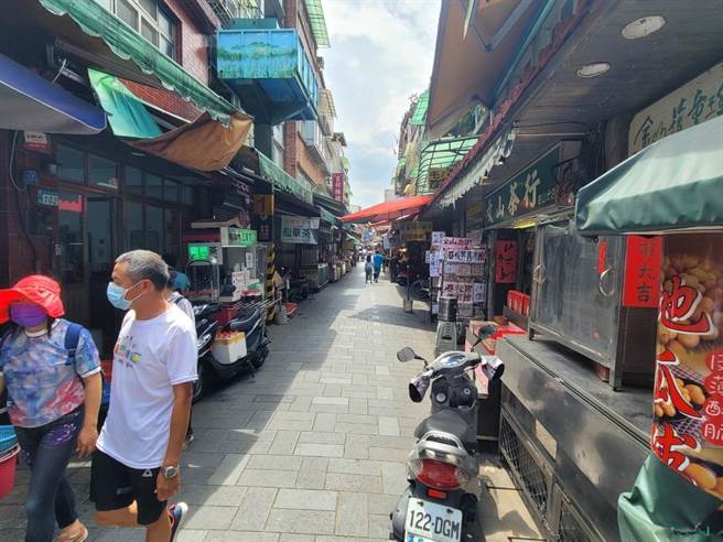 新北市金山老街今（31日）上午人潮不多。（金山区公所提供）