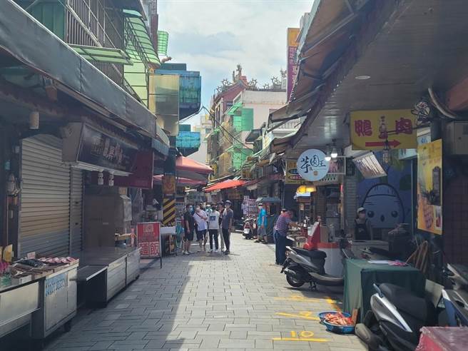 新北市金山老街今（31日）上午人潮不多。（金山区公所提供）