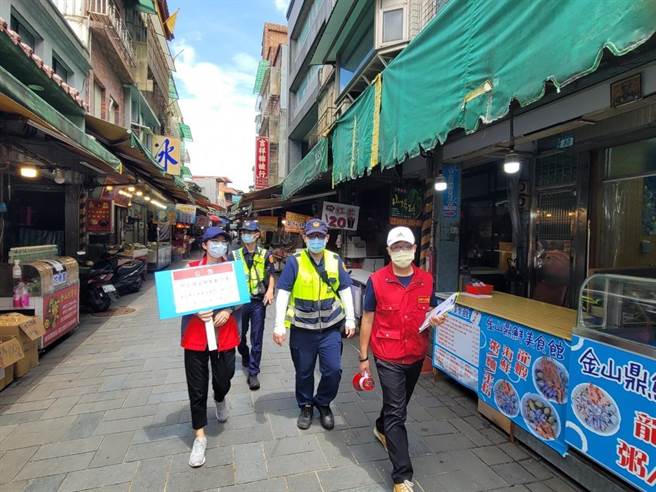 新北市金山区公所派员前往老街巡查。（金山区公所提供）