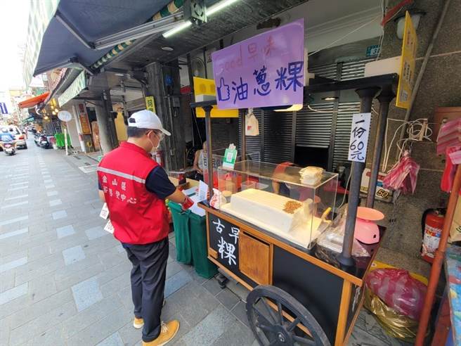 新北市金山区公所派员前往老街巡查。（金山区公所提供）