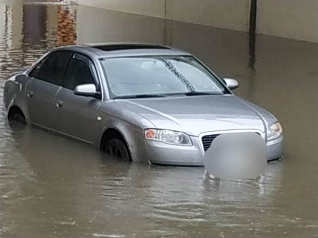 台南市31日上午暴雨侵袭，一辆汽车硬闯小东路地下道，因积水过深受困。（读者提供／程炳璋台南传真）